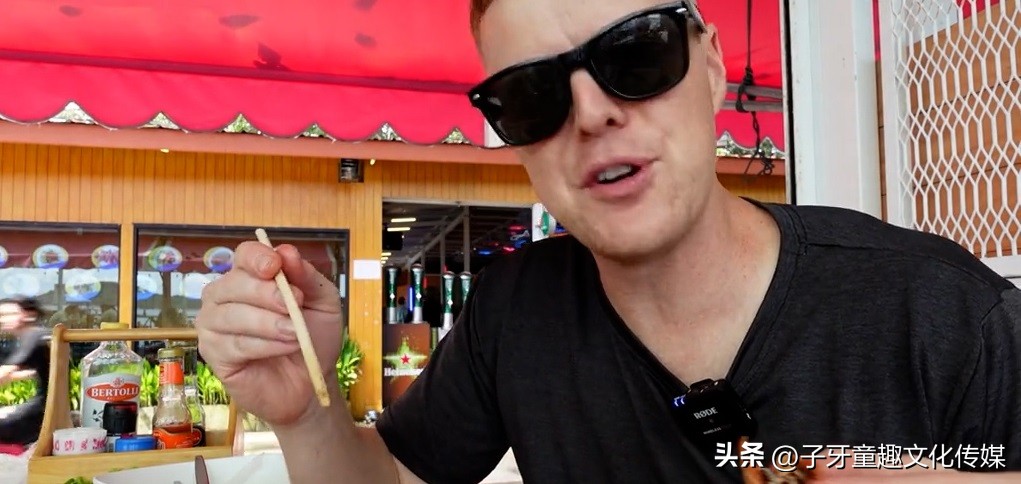 吃货老外铁蛋儿吃海蛎子,大连铁蛋儿海蛎子