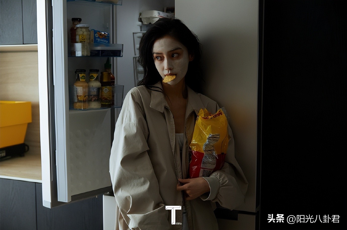 杨颖早期魅惑烟熏妆曝光,杨颖脚趾甲被吐槽不美观