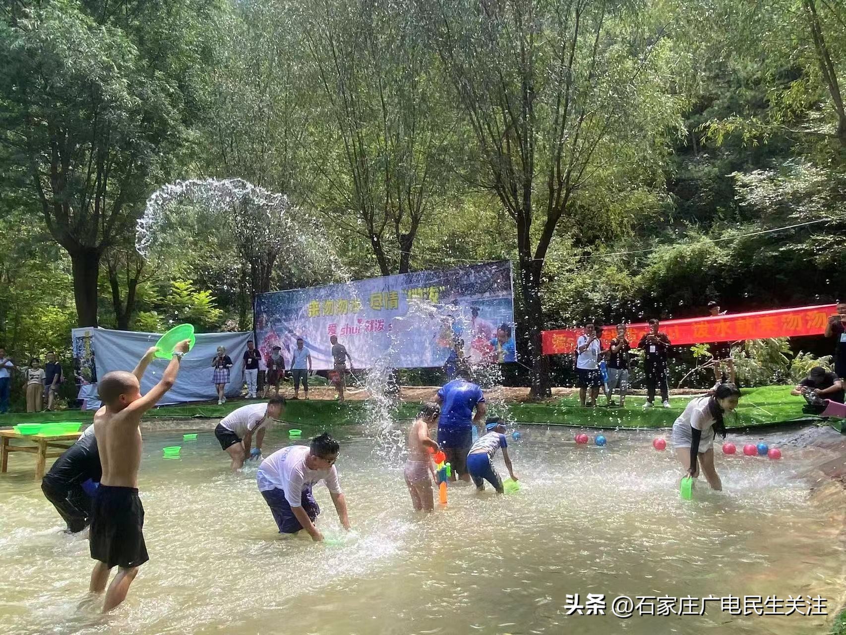 撒欢儿童戏水乐园,撒欢儿部落儿童乐园夏季玩水视频