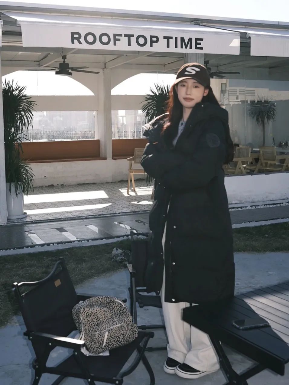 羽绒服卫衣裙搭配,今年流行穿搭羽绒服加什么靴子