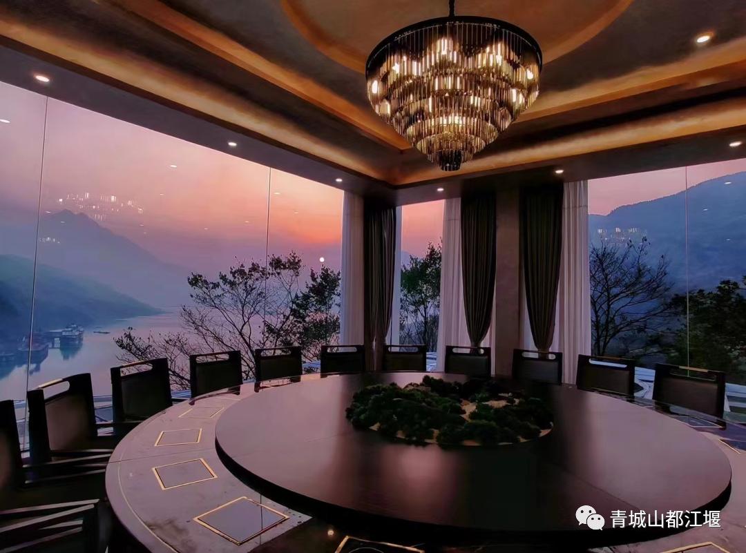 来都江堰的山间溪畔赴一场“好食光”！青山间的火锅店、花园里的小食堂......赏景美食两不误~