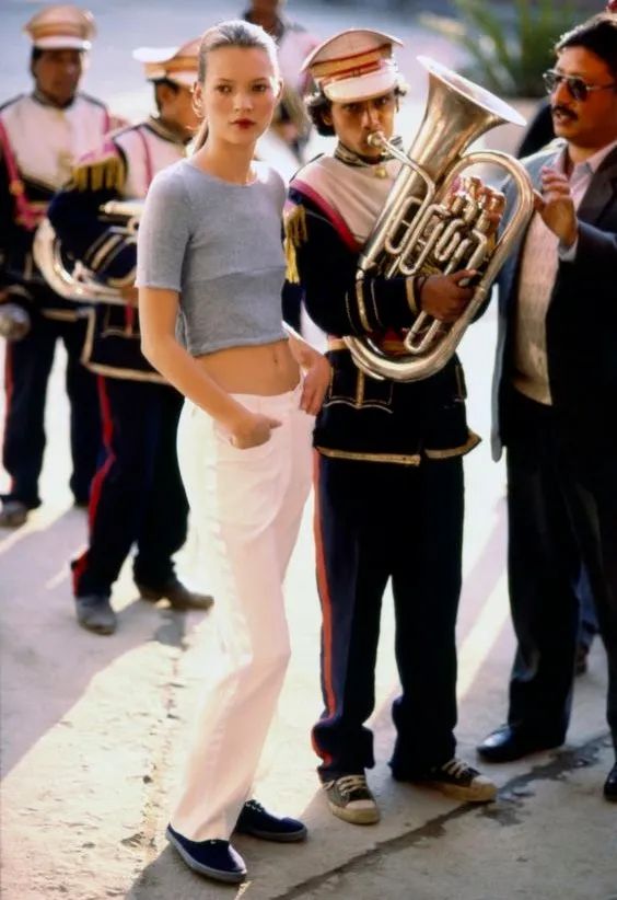 时尚轮回到超辣低腰装?网友吐槽:真当谁都有超模的细腰马甲线啊