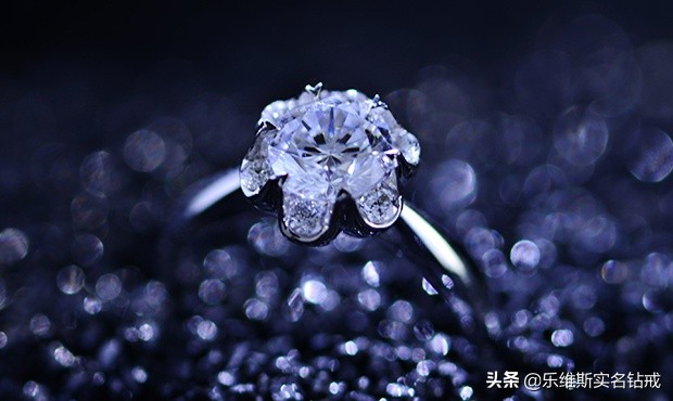 18k金钻石戒指为什么戒圈黄了,18k金的钻戒戴久了会变色吗