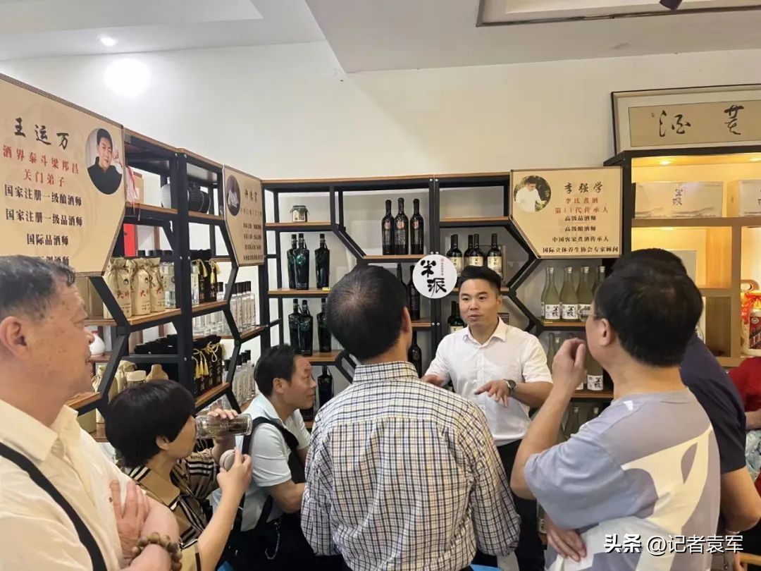 四川电大85级新都*党**政班同四川省客联、客商会联谊交流