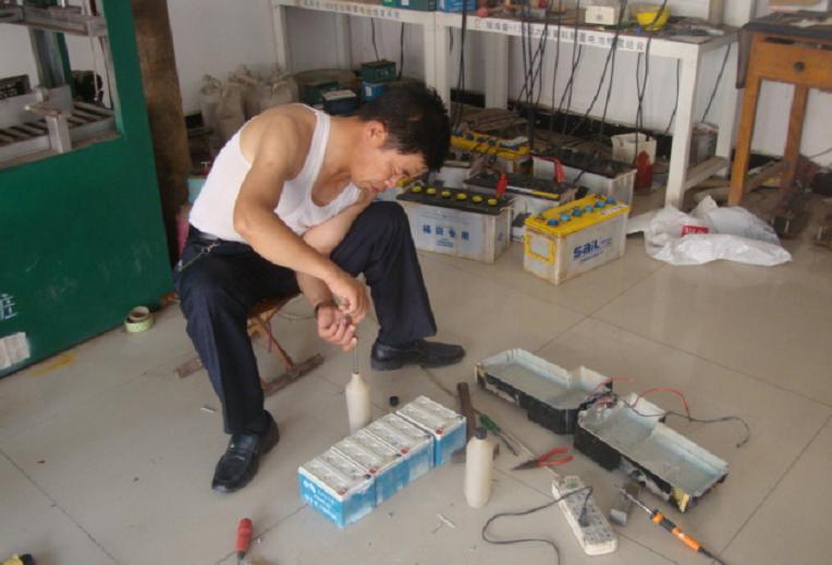 电动车充电8小时不变绿灯怎么办,为什么电动车充8个小时还在充