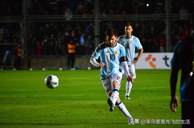 从悲惨童年到足球巨星的故事,从出生到长大的感人过程