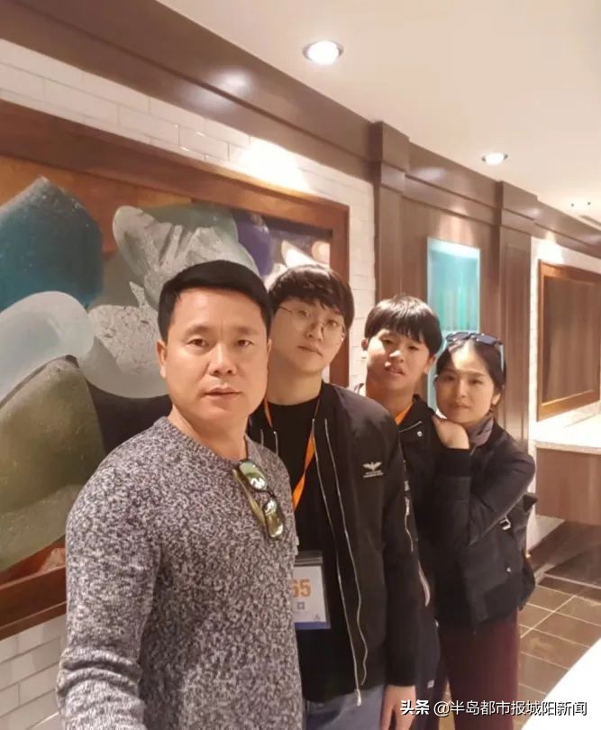 韩国人在青岛五四广场,韩国驻华大使馆参赞朴仁圭