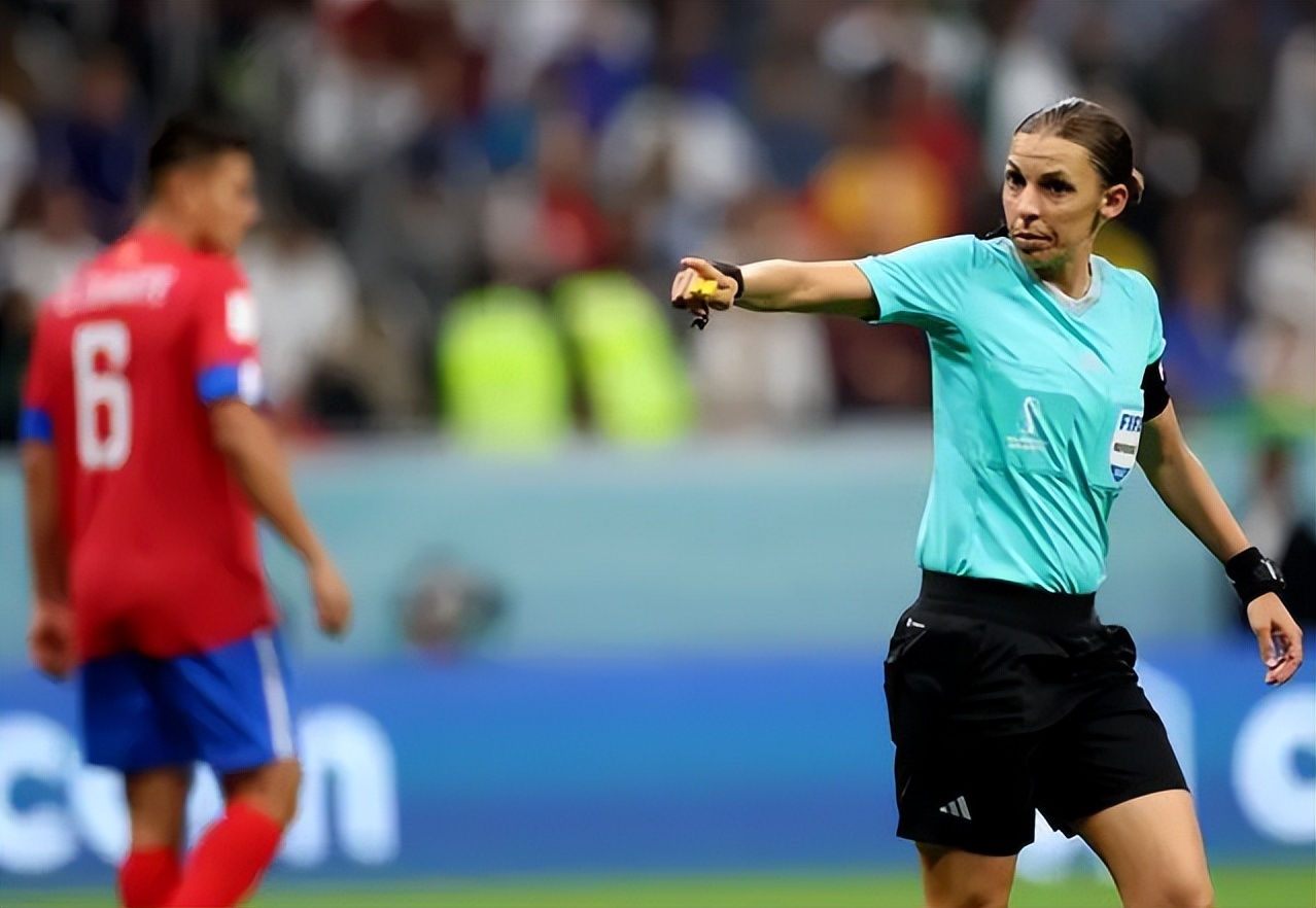 她们奔跑在男足世界杯赛场中央