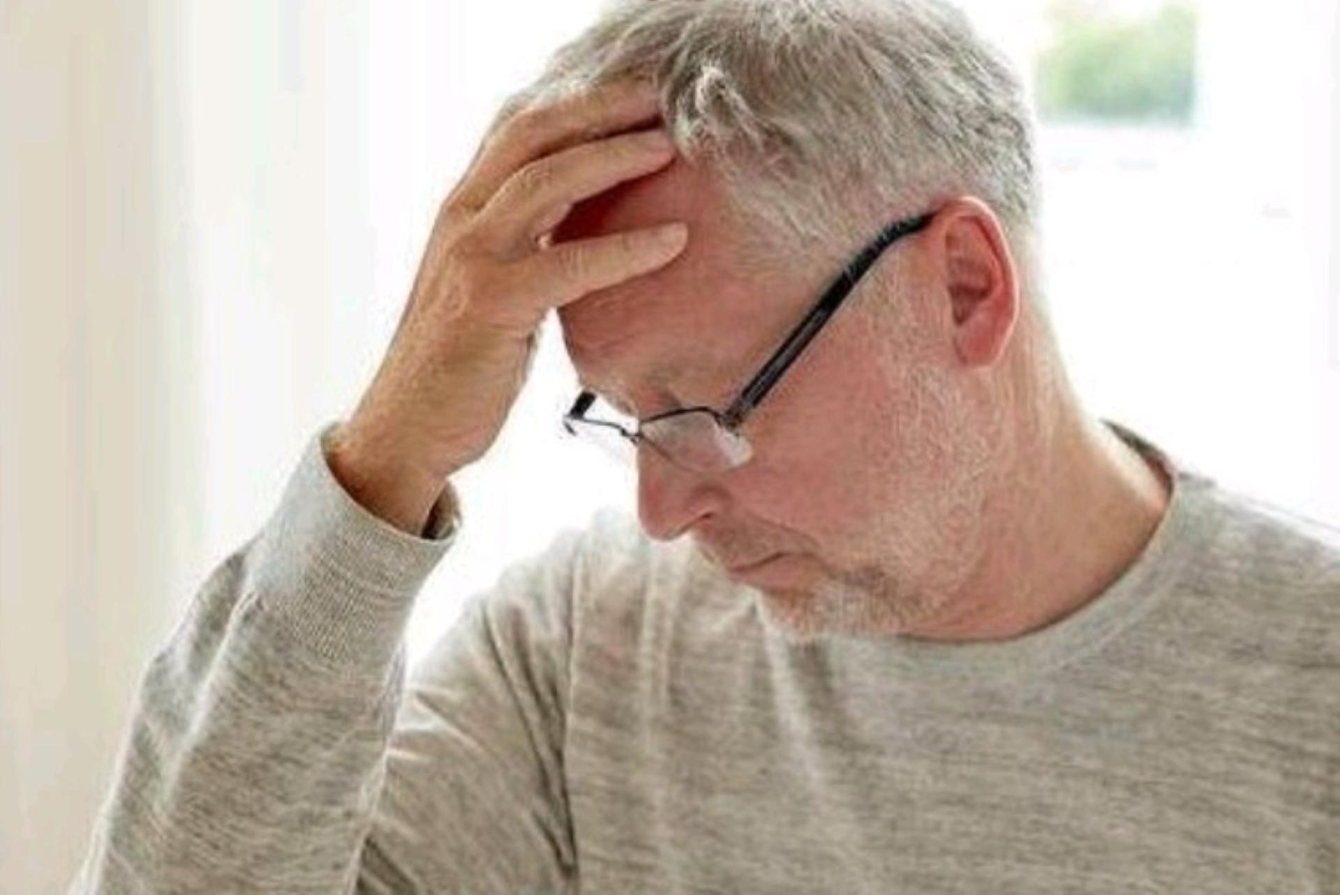 50岁女人最近大便呈绿色怎么回事,为啥我的便便发黑