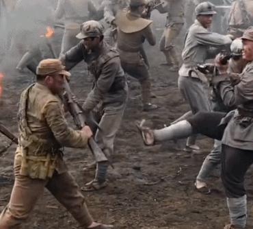 大学生进剧组当群演引热议,大学生进剧组当群演演技炸裂