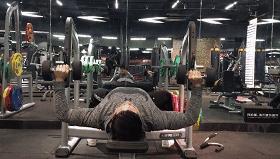 小白居家无器材健身增肌计划,健身小白到练出肌肉需要多久