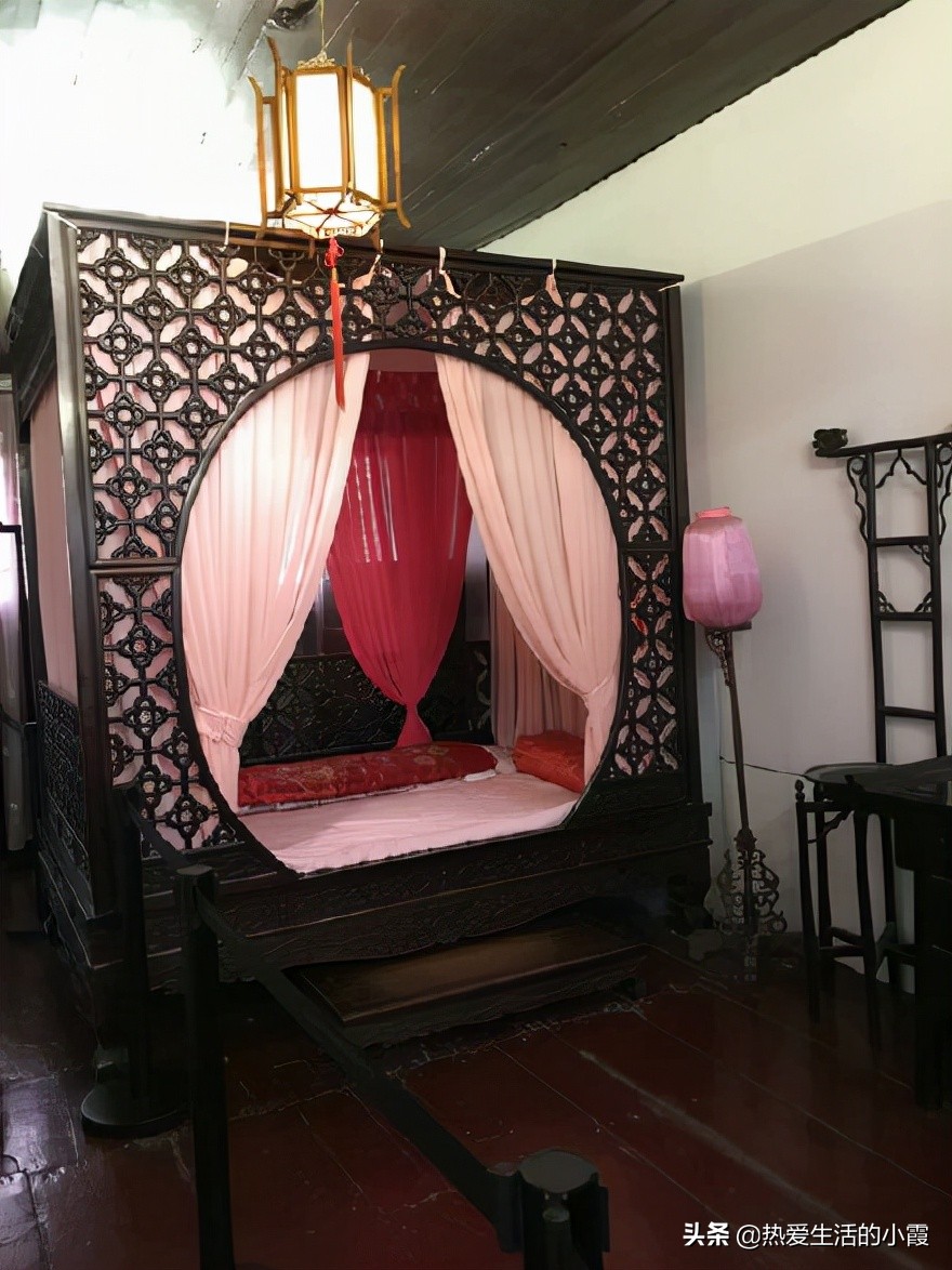 长板桥头种桃花，年年开在断肠时