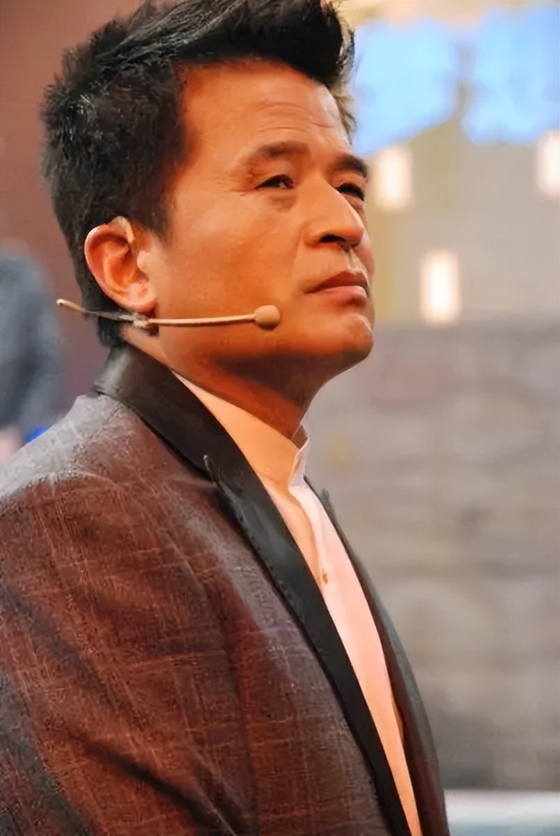 64岁毕福剑近况曝光！曾祸从口出被央视开除，如今竟成了如此模样