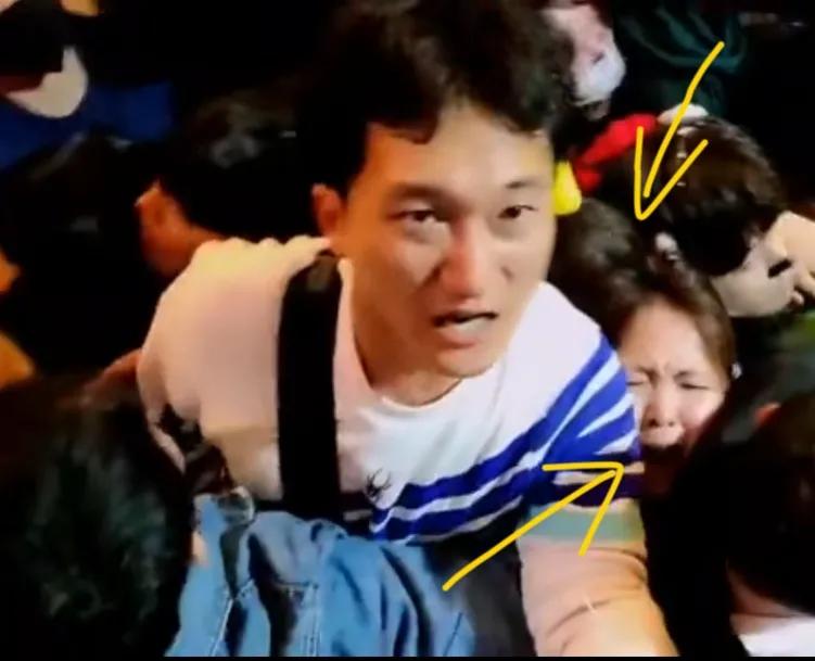 韩国梨泰院万圣节“百鬼夜行”,人挤人当场闷死,现场如人间炼狱