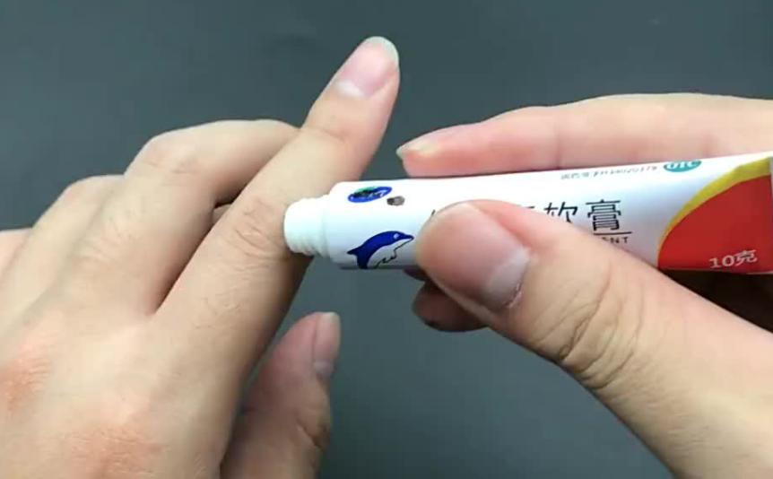 用红霉素软膏皮肤会变黑吗,用红霉素软膏擦一擦就好了