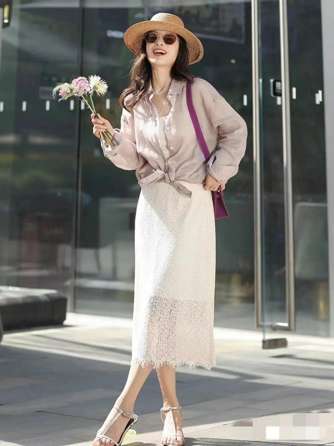 衬衫半裙如何搭配优雅时髦,穿白衬衣配半裙优雅大气又温柔