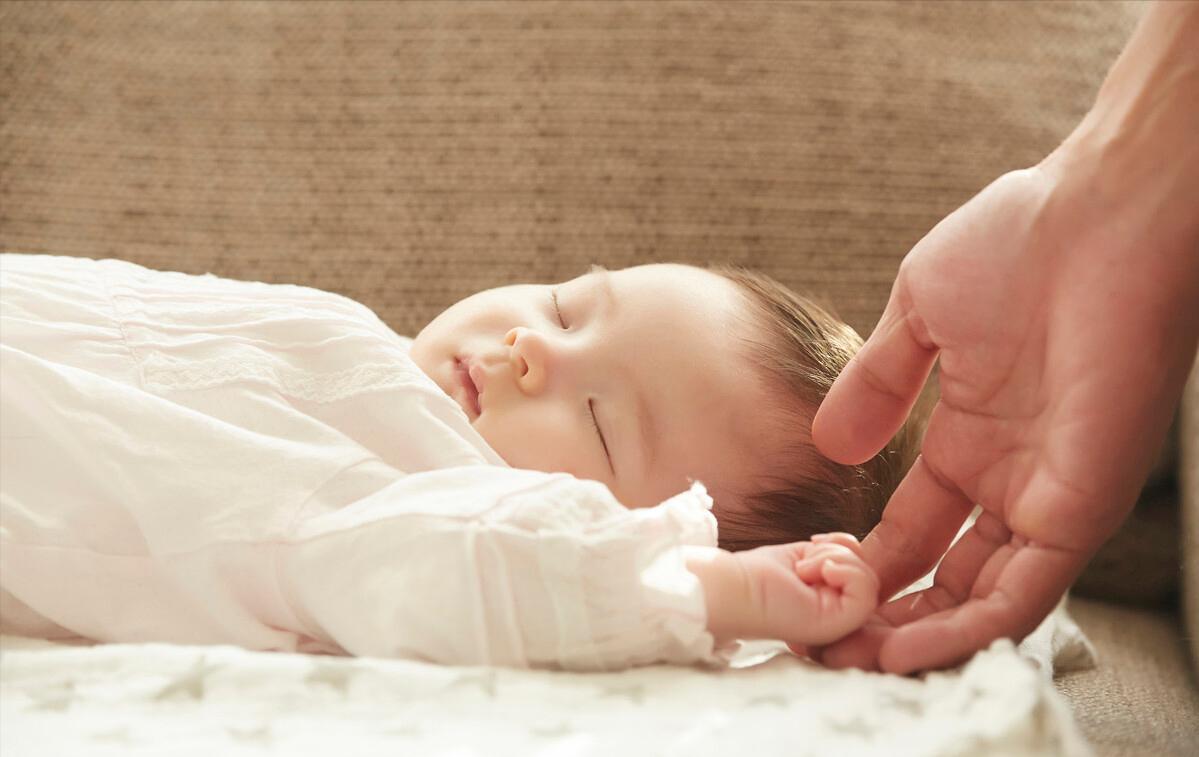 儿童应该睡枕头还是不睡枕头,从小睡枕头与从不睡枕头的娃