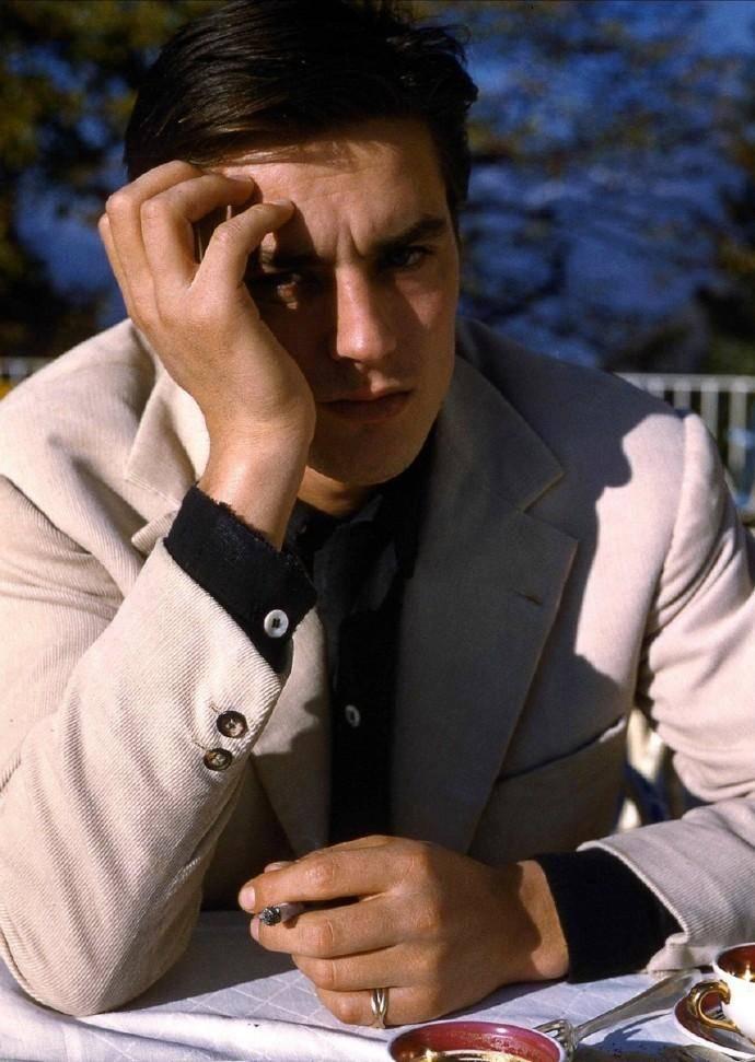 女子身穿日本侵华军装照片,女子穿侵华日军服装摆拍新闻视频