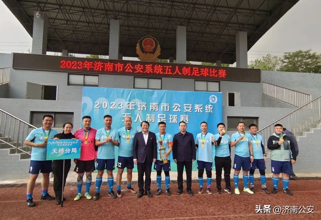瞧瞧～警察队伍里的“足球小子”！