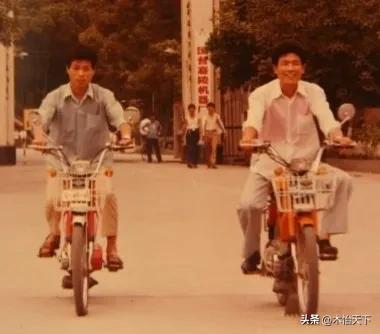 三十多年前的一张老照片,村里第一辆摩托车