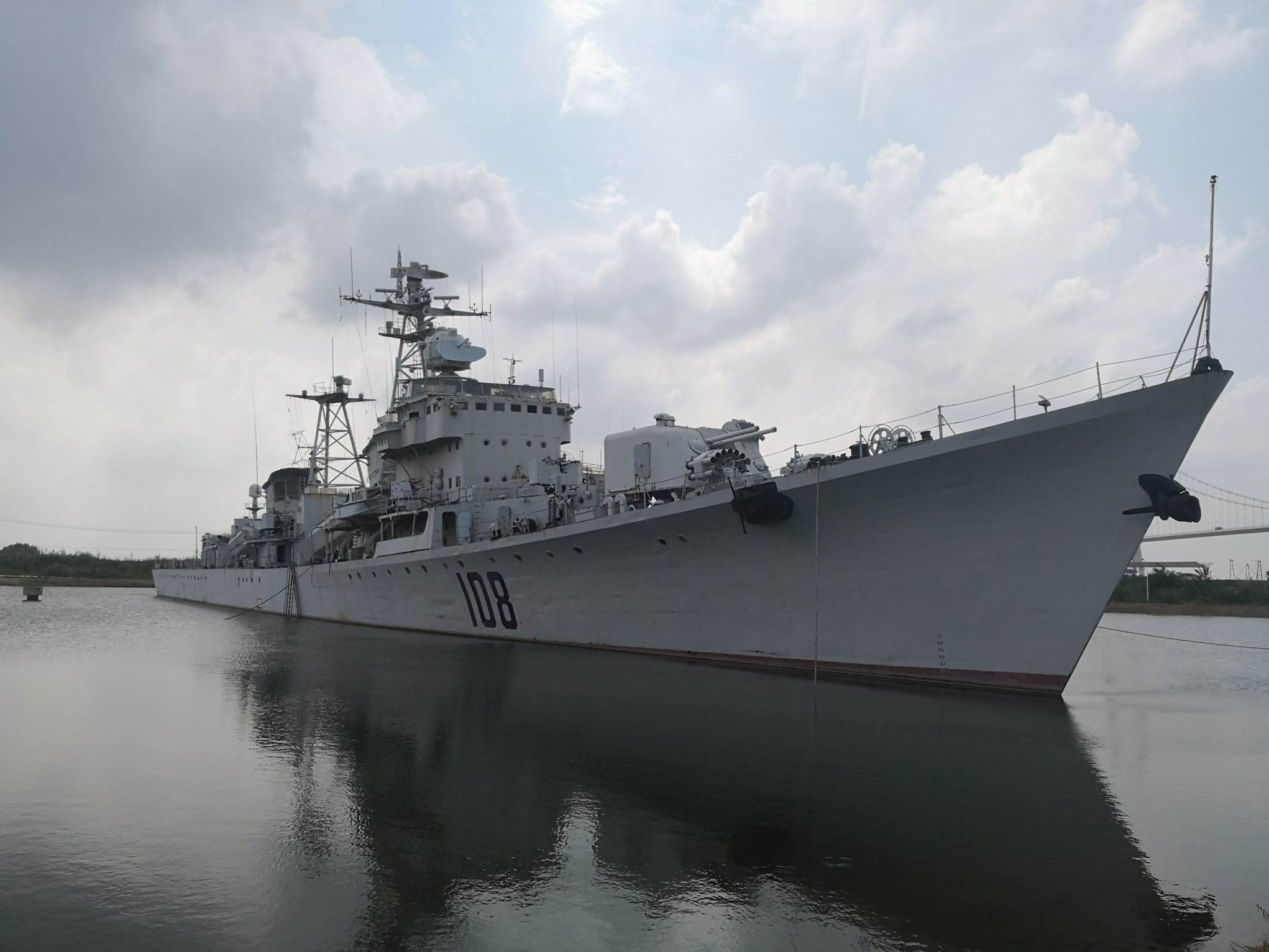 我军舰队驶入公海，某国驱逐舰阻拦，开国中将喊话：后果自负