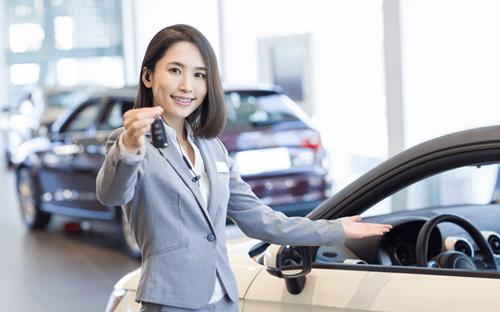 没买车的恭喜了！买新车迎来3项新政策，车辆上牌免居住证了