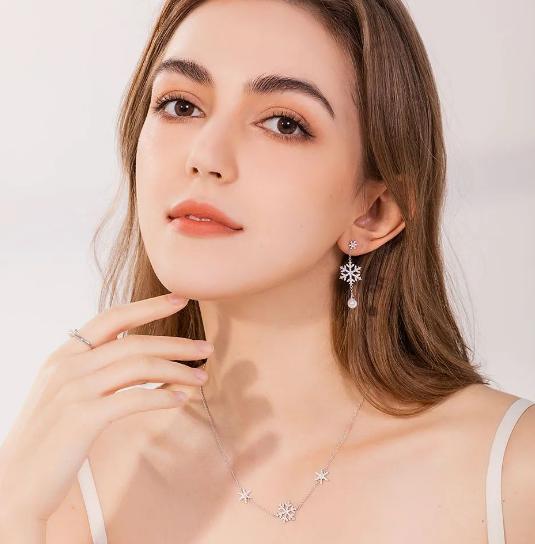 带有冰雪元素的珠宝，纯洁而浪漫，一眼领略的就是冬天的白雪皑皑