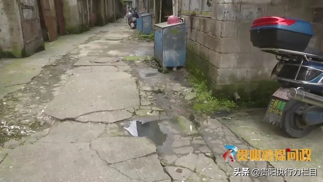 一下大雨就往外冒污水,下雨小区化粪池很臭