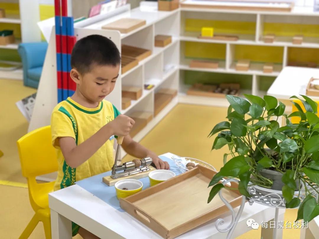 小孩通过哭闹要挟父母实例,当孩子用哭要挟时如何应对