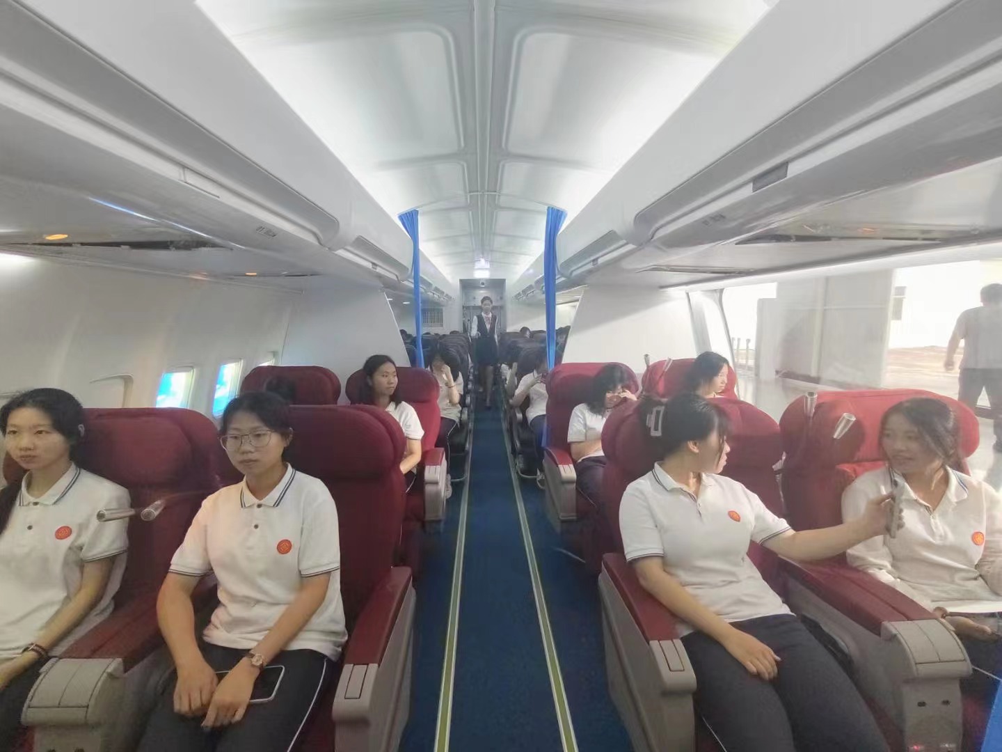 技校中专十大吃香专业女生,中专技校都有什么专业适合