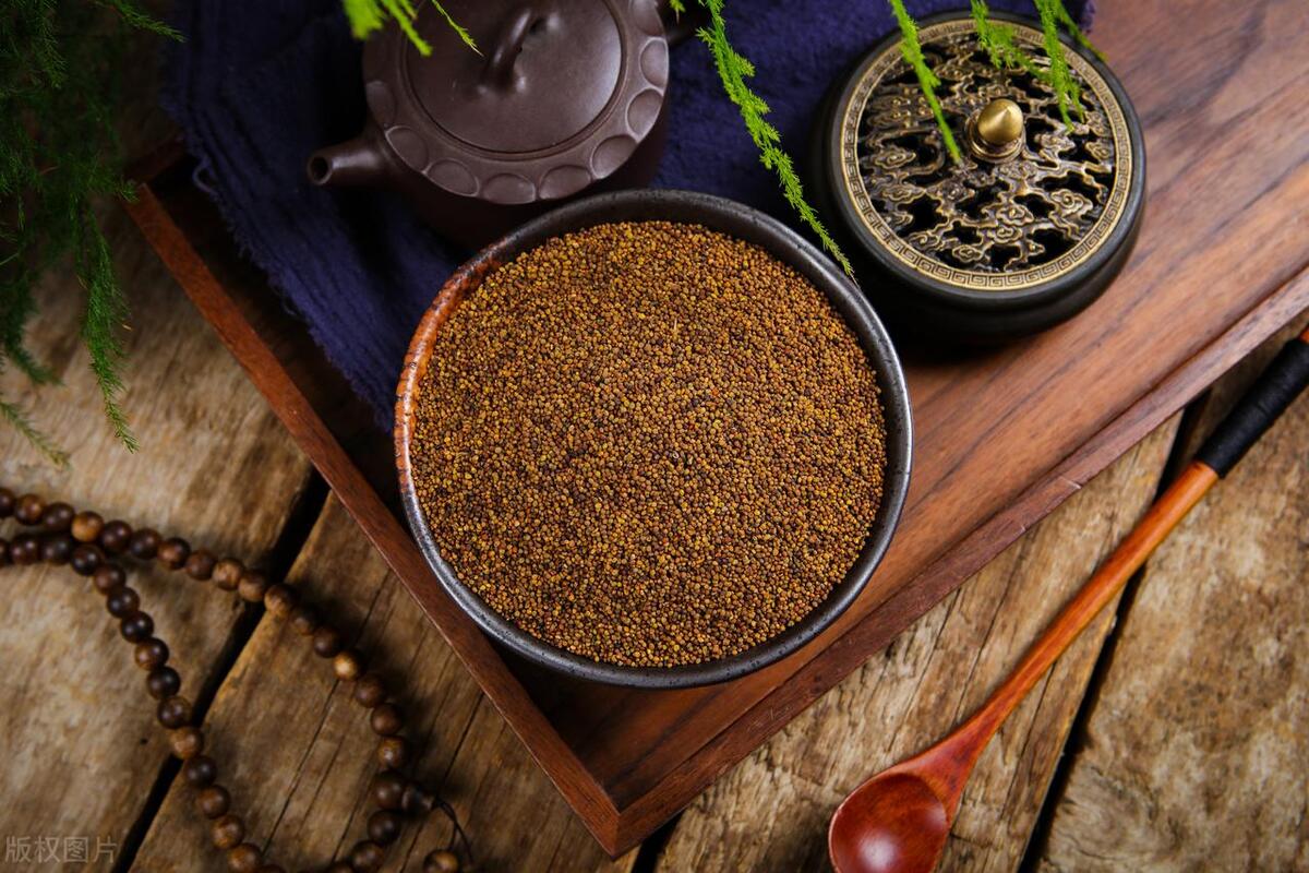 *褐斑黄**有两个原因：一是血不洁，二是肾不好