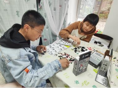 成都市金牛区凤凰山街道关工委开展“童心同悦·趣拼未来”活动