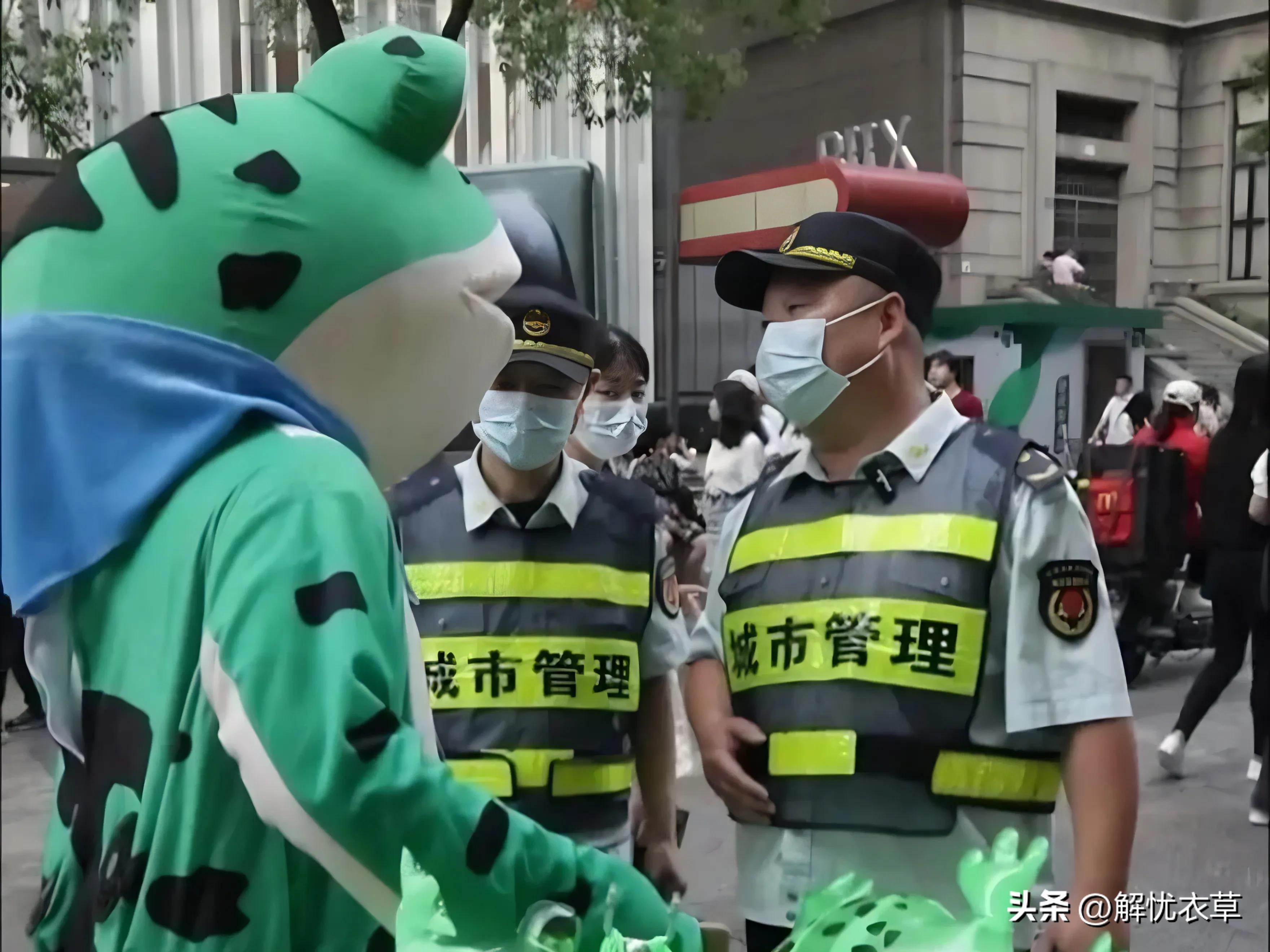 上海网红卖崽青蛙遭城管呵斥制止,网红卖崽青蛙上海被驱逐