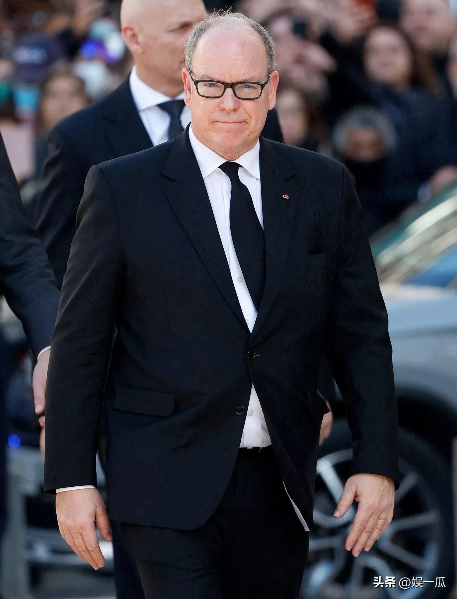 希腊王后安妮-玛丽在丈夫葬礼上佩戴特殊意义钻石十字架