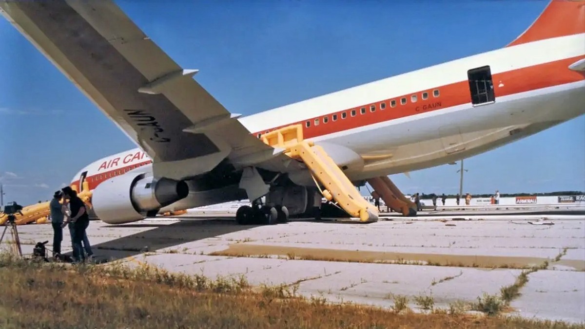 飞机飞到一半没油了怎么办,飞机在空中没有动力了怎么办