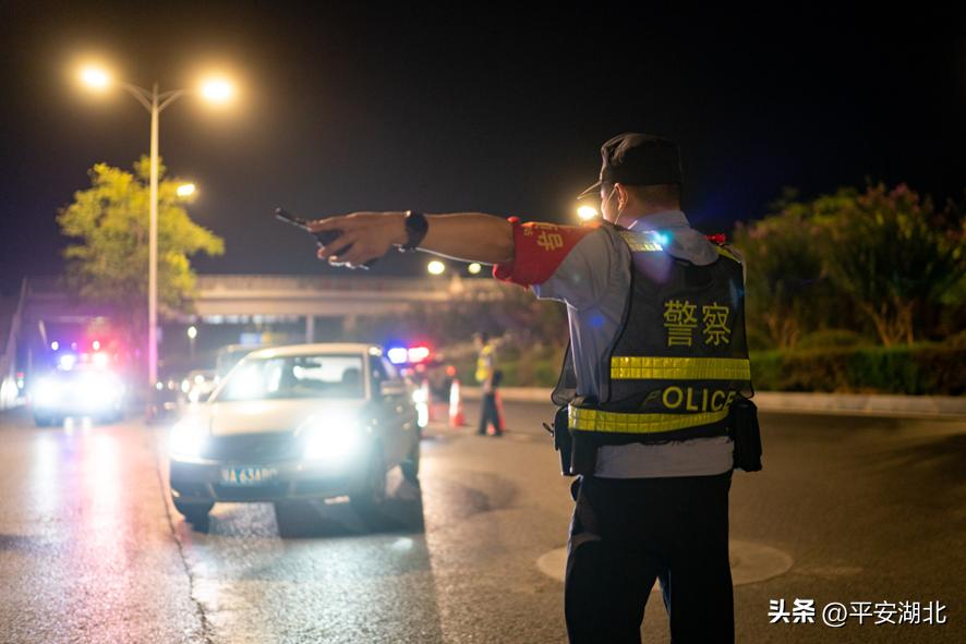 湖北公安【百日行动】|警灯与月光交织武汉洪山警方夏夜护航“大学之城”