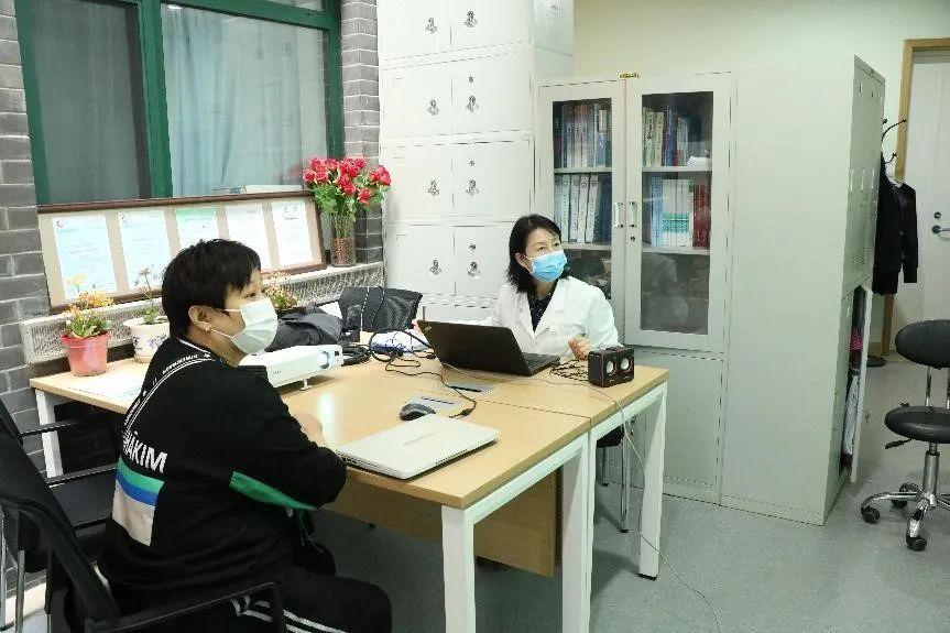 医术医德暖人心患者感激送锦旗,医术精湛除病痛赠送锦旗表谢意