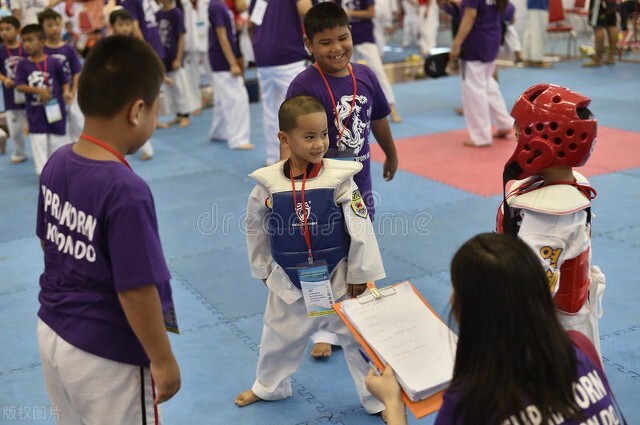 胖墩杀手,美艳娇妻从不惯着他,一根皮带勒着他肚子为他瘦身