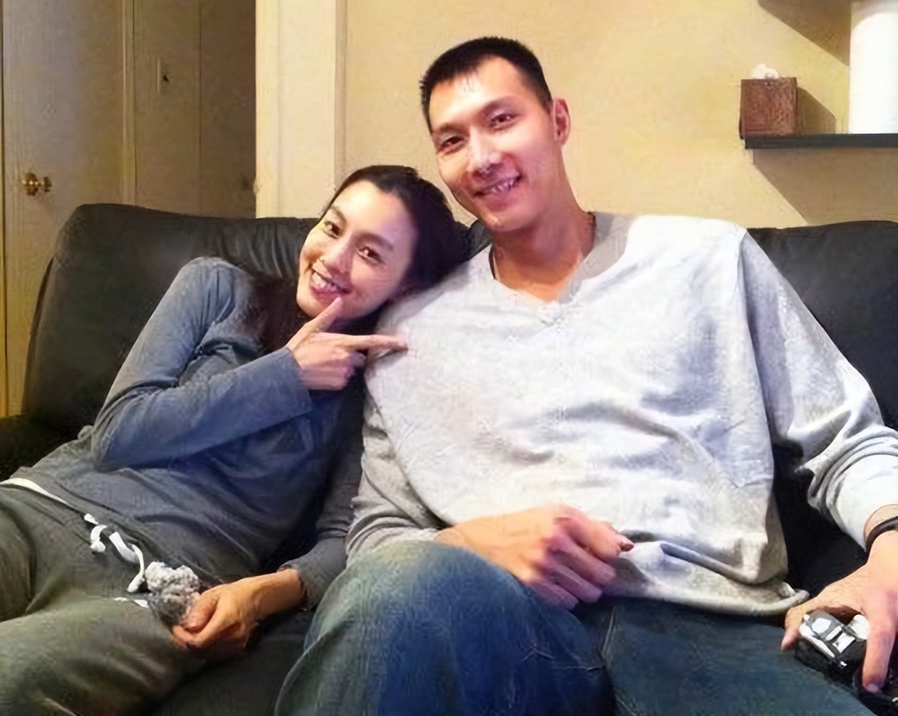 易建联妻子荆灵身高,易建联荆灵几几年结婚