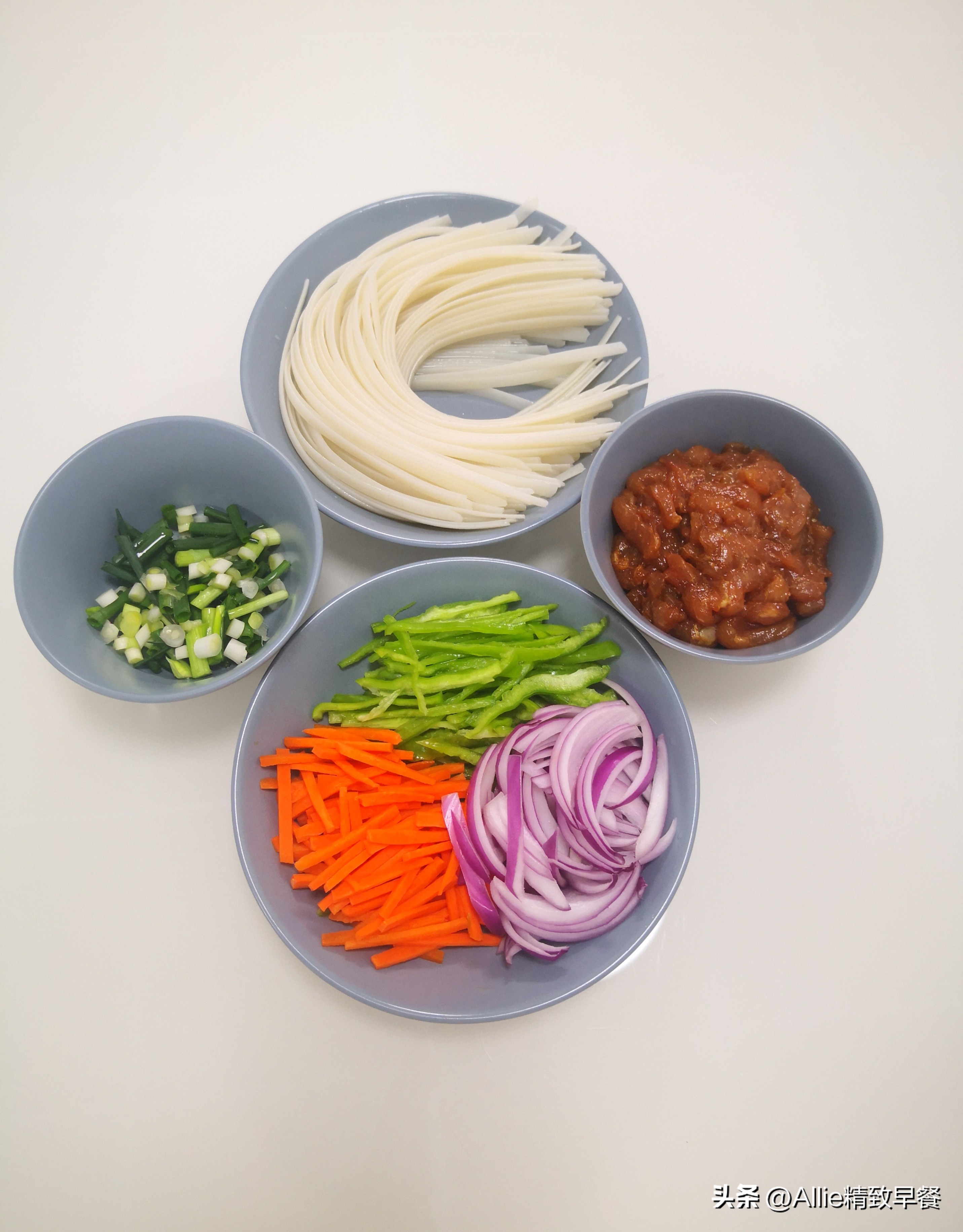 广东人爱吃的炒河粉，教您在家就能做，根根分明爽滑入味，零厨艺