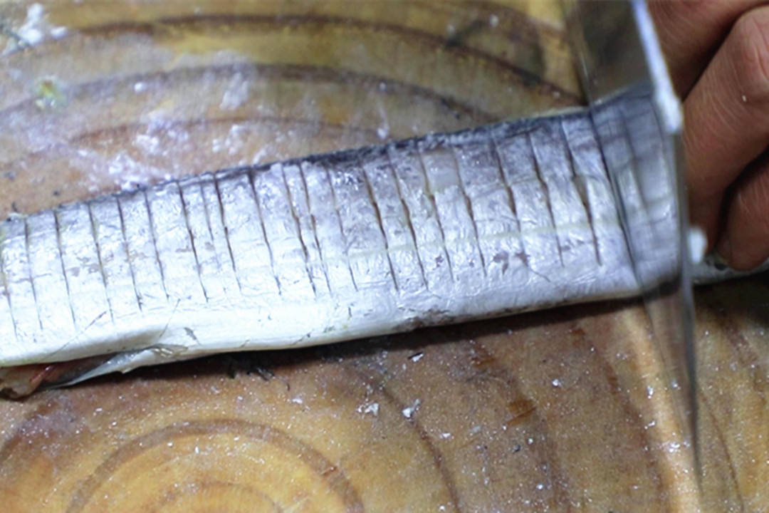 买带鱼时红眼与黄眼有什么区别,带鱼身体中有硬石头是啥