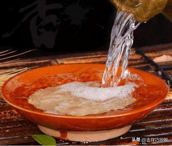 怪事！大批外国游客涌入四川，表面看似旅游，实则是盯上了白酒