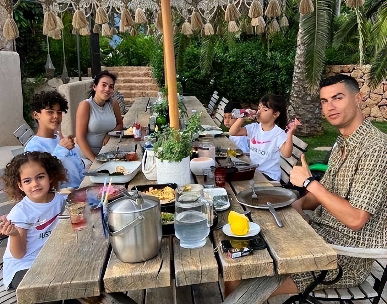 c罗晒与乔治娜合影最新度假照片,c罗晒与乔治娜沙滩度假照