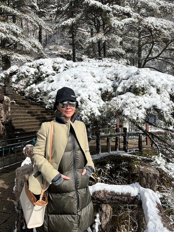 刘嘉玲红色运动衣穿搭,刘嘉玲同款西装格子外套