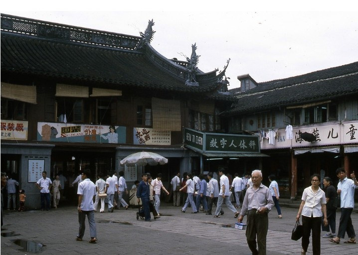 八十年代的上海老照片,踩在东海沿岸闪耀着无与伦比的繁荣骄傲