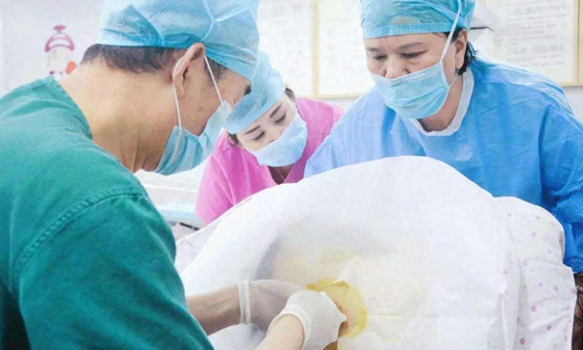 产妇哭诉生孩子产房外没有人,产妇发文控诉生孩子