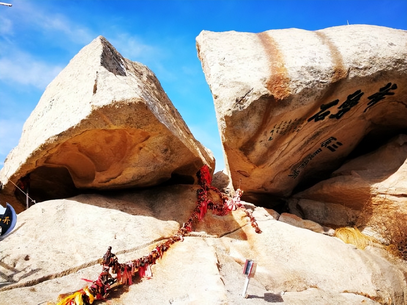 冬日里的华山银装素裹,冬日登上秦岭山脊