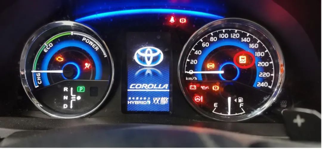 行驶中故障灯亮是怎么回事,行驶中故障灯亮了车顿挫