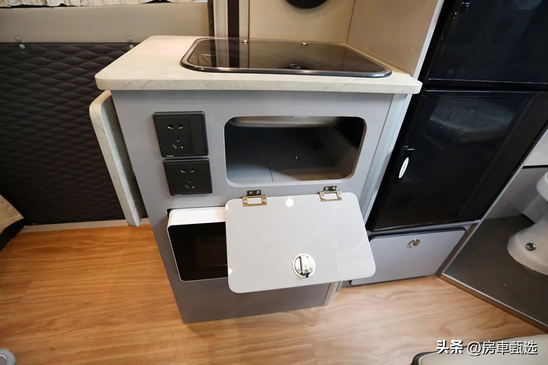 福特新全顺升顶商旅房车,福特新全顺2023款旅居房车