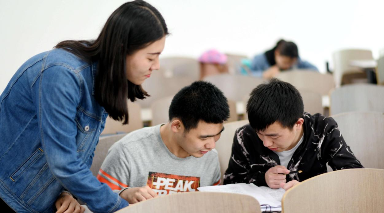 两姐妹卖烤肠月入12万,下班摆摊卖烤肠日入800多